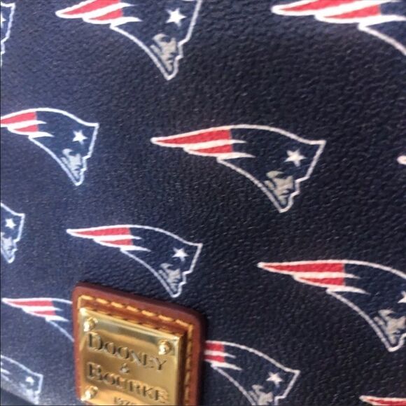 NFL NEW ENGLAND PATRIOTS DOONEY & BOURKE CROSSBODY BAG PURSE NEW - Picture 2 of 7